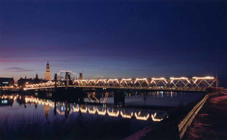 F013220 De verlichte oude Stadsbrug van Kampen, vanaf de IJsselmuider oever. Met op de achtergrond het rivierfront van ...