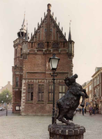 F013223 De noordzijde van het Oude Raadhuis aan het Raadhuisplein met het beeld van De Kamper Koe van de kunstenaar ...