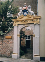 F013224 Het linnenweversgilde-poortje, gelegen aan de Groenestraat 160. Het poortje geeft toegang tot de voormalig ...