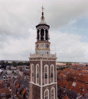 F013227 De Nieuwe Toren is een vrijstaande klokkentoren die werd gebouwd in de periode 1649-1663. De stenen onderbouw ...