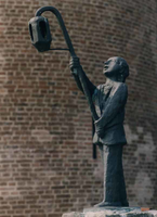 F013228 De Lantaarndrager (1982) t.g.v. het 70 jarig bestaan van de Kamper Oranje Vereniging, dit bronzen beeld is ...