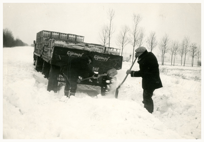 F002717 Melkauto van Lijempf ingesneeuwd aan de Kamperstraatweg tussen Kampen en Wezep.