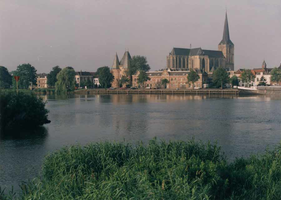 F013233 Een gedeelte van het rivierfront van de IJssel met de Koornmarktspoort en de Sint Nicolaas- of Bovenkerk.