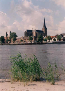 F013235 Een zomerse blik op een deel van het stadsfront voor de Koornmarktspoort de Sint Nicolaas- of Bovenkerk.