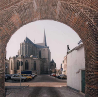 F013237 Doorkijk vanuit de Koornmarktspoort op de Sint Nicolaas- of Bovenkerk, een kruisbasiliek..