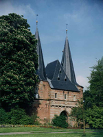 F013238 De Cellebroederspoort, één van de drie laat middeleeuwse stadspoorten die vandaag de dag de stad nog steeds sieren.