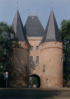 F013239 De Koornmarktspoort uit ca. 1375, de oudste stadspoort van Kampen. Samen met de Cellebroederspoort en de ...