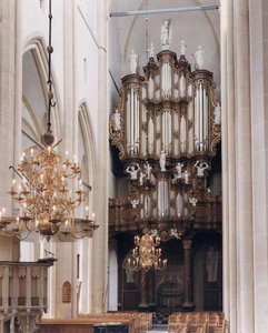 F013243 Het orgel van de Bovenkerk stamt uit de jaren 1670-1676. In 1742 is dit orgel in zijn geheel vernieuwd door ...