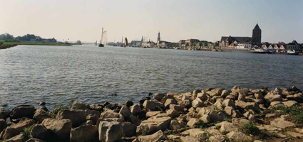 F013248 De stad Kampen aan de IJssel, gezien vanaf één van de strekdammen in de IJssel. Recht de Buitenkerk en dan ...