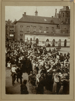 F002751 Optocht rond 1898 ter gelegenheid van Koninginnedag, of ook mogelijk, ter gelegenheid van de Kroningsfeesten, ...