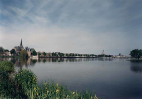 F013252 Het Kamper stadsfront, van St. Nicolaas- of Bovenkerk tot Buitenkerk.