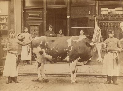 F001896 Personeel voor de slagerij van Berentsen aan de Oudestraat nr. 166, het pand was tot voor kort in gebruik door ...