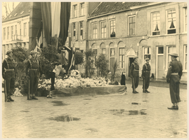 F002746 Erewacht bij de onthulling van de gedenkzuil op de Nieuwe Markt, de zuil is geplaatst in 1948 t.g.v. het 50- ...