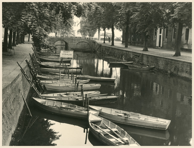 F002724 In de Burgel tussen het Oorgat en de Zwanebrug zien we de vispunters in de Burgel, te huur bij A. Dalsem aan de ...