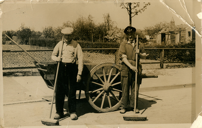 F006640 Straatvegers Piet Ariaans en Willem Esselink aan het werk in de Burg. van Engelenweg in IJsselmuiden.