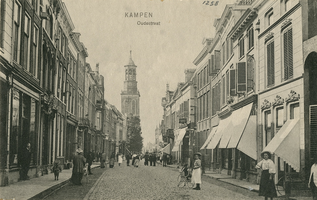 F001258 De fotograaf staat in de Oudestraat ter hoogte van de Morrensteeg kijkend naar de Nieuwe Toren.