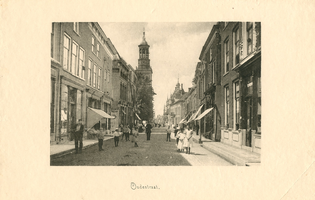 F001266 Kinderen poseren voor de fotograaf in de Oudestraat, even verder de Nieuwe Toren en het Oude Raadhuis.