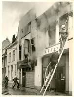 F000344 Brand in de bar/ dancing Tropicana aan de Buiten Nieuwstraat nr. 89. Ook de garage ernaast, op nr. 87, staat in ...