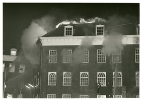 F004753 Brand in de voormalige Van Heutszkazerne, nu in 1983 de Sociale Academie, Kampen.