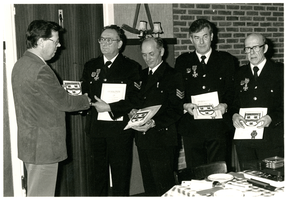 F013312 Vier leden van de Brandweer uit IJsselmuiden ontvangen uit handen van burgemeester E. v. Voorden een oorkonde ...