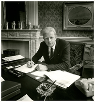 F013305 Portret van burgemeester H.C. Kleemans (20 nov. 1936) in zijn werkkamer aan de Oudestraat, dhr. Kleemans was ...