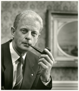 F013309 Portret van burgemeester H.C. Kleemans (20 nov. 1936) in zijn werkkamer aan de Oudestraat, dhr. Kleemans was ...