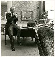F013310 Portret van burgemeester H.C. Kleemans (20 nov. 1936) in zijn werkkamer aan de Oudestraat, dhr. Kleemans was ...