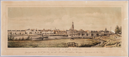 K001073 'Gezigt op de stad Kampen'. Kampen gezien van de oostelijke IJsseloever. Opgedragen aan Jhr. mr. Wttewaall van ...