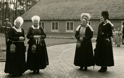F002782 Show van Kamper klederdrachten in het Openluchtmuseum te Arnhem.v.l.n.r. Mevrouw: de Groot-de Lange, ...