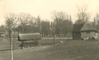 F000139-2 Voederbak en nachtopvang voor de herten en andere dieren in het Hertenkamp, geopend op 13 jaunuari 1956.