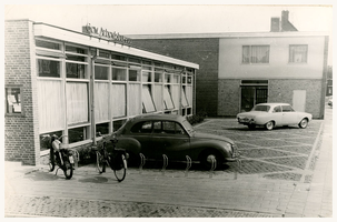 F000140 Gebouw Gewestelijk Arbeidsbureau aan de Beatrixstraat nr. 17 in Brunnepe. Het Gewestelijk Arbeidsbureau was ...