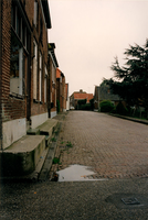 F013321 Woonhuizen aan de Voorstraat, bij de hoek Kamperzeedijk in Grafhorst.