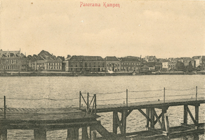 F000001 Gezicht op Kampen en de IJsselkade, de aanlegsteiger op de voorgrond was voor schepen die niet aan de ...