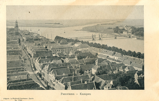 F000005 Panorama over de stad Kampen. We kijken in de richting van de brug over de IJssel en rechts een aftakking naar ...