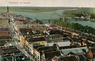 F000006 Panorama over de stad Kampen. We kijken in de richting van de brug over de IJssel en rechts een aftakking naar ...