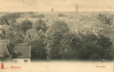 F000007 Panorama van Kampen over de daken van de stad, gezien in de richting van de Nieuwe Toren en de Buitenkerk.