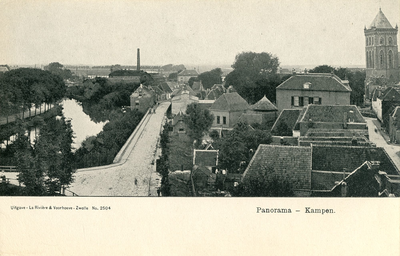 F000008 Panorama Kampen, v.l.n.r. de Oranjesingel, Bolwerk en Kerkstraat, rechts de toren van de Buitenkerk.