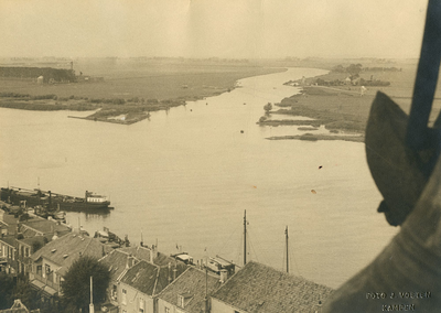 F000009 De IJssel en de aftakking van het Ganzendiep , gezien vanaf de Nieuwe Toren. Op deze afbeelding is er nog geen ...