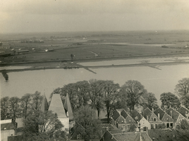 F000024 Overzichtsfoto van de IJssel en de aan de overzijde van de rivier: de Zwolseweg, de omgeving van Oosterholt en ...