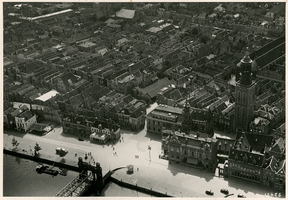 F000025 Overzichtsfoto van het centrum van Kampen wat begrensd wordt door de IJsselkade, de Gasthuisstraat, de ...