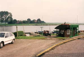 F013323 Het veerhuis in Grafhorst, het veerhuis stamt van 1932. Het pontveer Grafhorst-Kampereiland werd op 1 februari ...