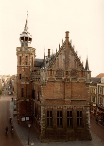 F013325 Centraal op deze foto de noordgevel van het Oude Raadhuis, links de Voorstraat. Oorspronkelijk heette deze ...