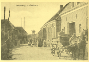 F010073 Grafhorst, Dorpsweg/Voorstraat omstreeks 1910. Op de voorgrond paard en wagen van graanhandel A.J. van Asselt en Zn.