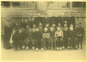 F010077 Schoolfoto uit Grafhorst, de onderwijzeres is waarschijnlijk Mej. M.G.H. Biekart uit Kampen, ze werd in 1923 ...