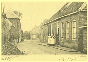 F012092 Grafhorst, de Voorstraat ± 1900, op deze kaart Dorpsweg genoemd, met de kruidenierswinkel van G. van Asselt, ...