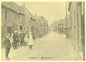 F012095 Jong en oud poseren in de toen nog rustige Achterstraat in Grafhorst.