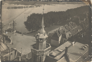 F000026 Overzichtsfoto van de Vispoort met de oprit van de IJsselbrug, centraal op de foto het torentje van het Oude ...