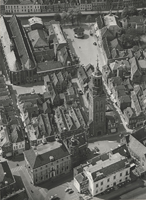 F000028 Overzichtsfoto van de bebouwing rond de Nieuwe Toren gezien in de richting van de Nieuwe Markt (boven) en links ...