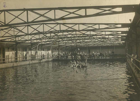 F002837 Zwembad aan de Bovenhaven in gebruik.