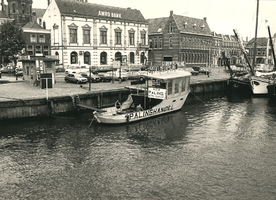 F008843 IJsselkade omstreeks 1984, de kiosk, palinghandel Reumer, de Amrobank en het Postkantoor.